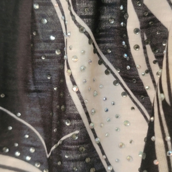 Avenue Black and White Off-Shoulder Blouse - Picture 4 of 6